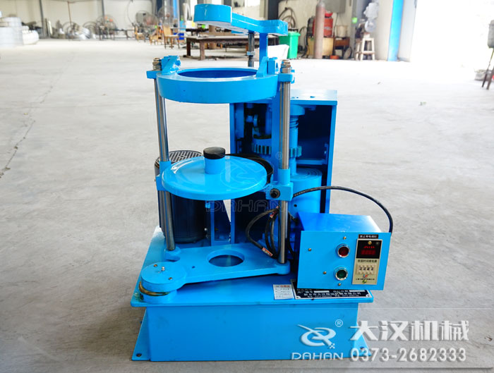 拍擊式標(biāo)準(zhǔn)振篩機(jī)具備拍擊和往復(fù)運(yùn)動(dòng),物料下料快,篩面不易堵塞